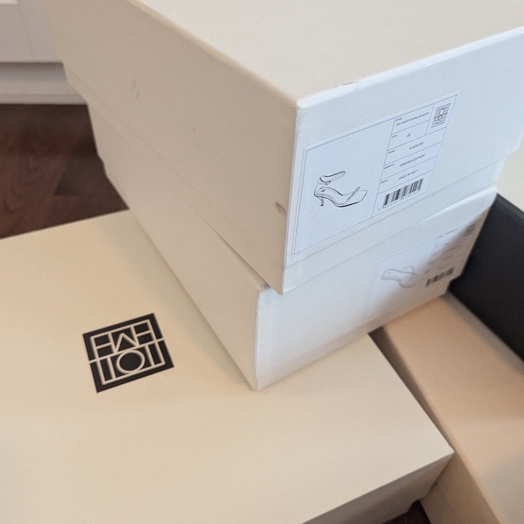 8 Designer boxes and bag - Chanel, Gucci, Toteme, Alexandre Birman - Picture 4 of 5